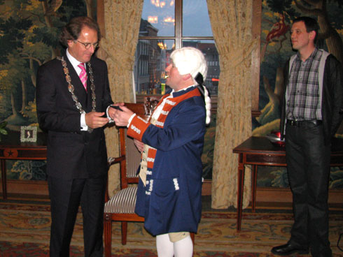 Hertog van Brunswijk overhandigt de penning aan burgemeester Rombouts